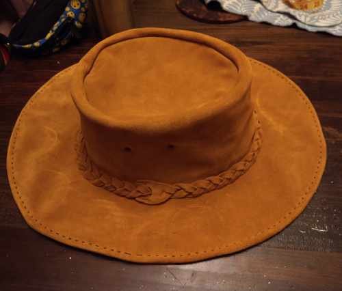 Quelle épaisseur de cuir pour un chapeau : un essai en 3–4 mm