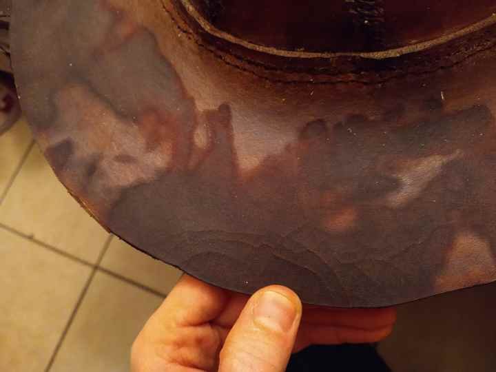 Comment durcir du cuir : La méthode simple pour durcir un pourtour de chapeau en cuir