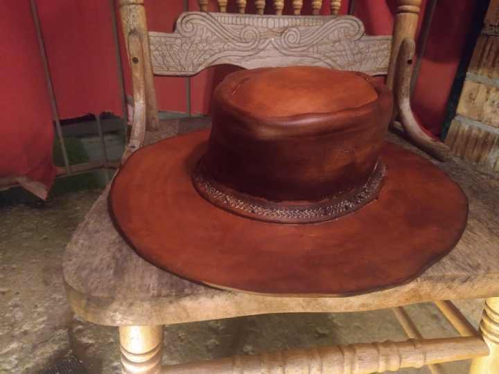 Comment durcir du cuir : La méthode simple pour durcir un pourtour de chapeau en cuir