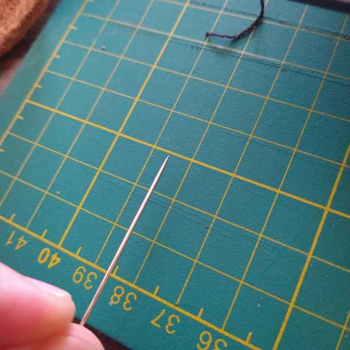 Quelle aiguille est adaptée au point sellier pour du cuir épais : L'aiguille qui fait mouche