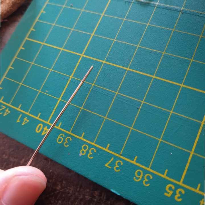 Quelle aiguille est adaptée au point sellier pour du cuir épais : L'aiguille qui fait mouche