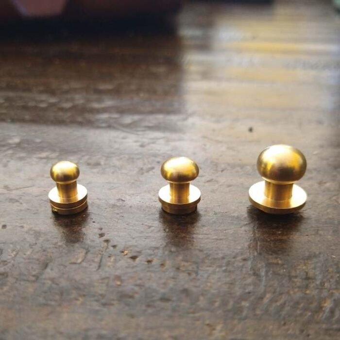 Bouton de col laiton